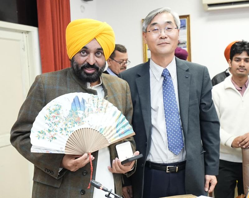 Punjab Chief Minister presents memento to South Korean delegation member during agricultural technology partnership meeting