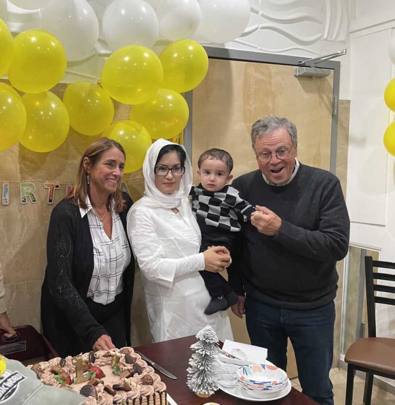 Viral Photo Hides Third Dog in Plain Sight - Image 4