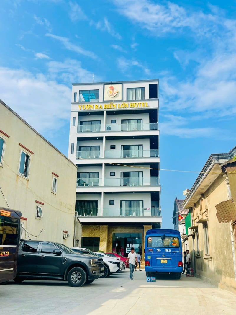 HOTEL VƯƠN RA BIỂN LỚN