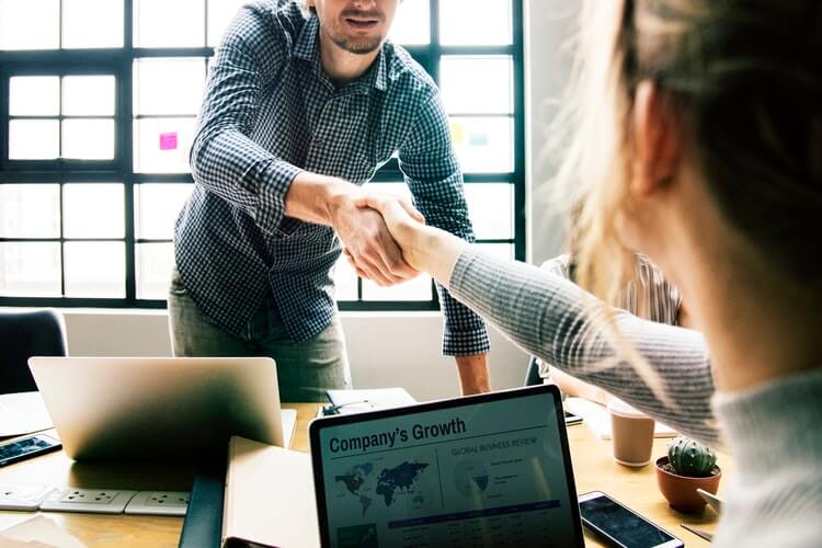 كيف تكسب ولاء عملائك وتحولهم الى عملاء دائمين دليل
