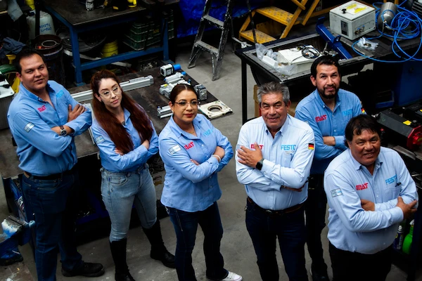 Fotografía del equipo de Mantenimiento y Reparaciones MAT, Official Partner de Festo y distribuidores de robots colaborativos Elite Robots