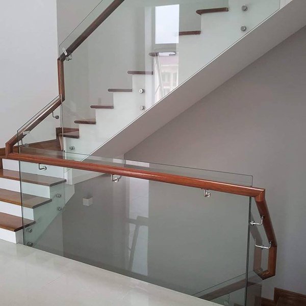 Cầu thang kính cường lực ốp hông