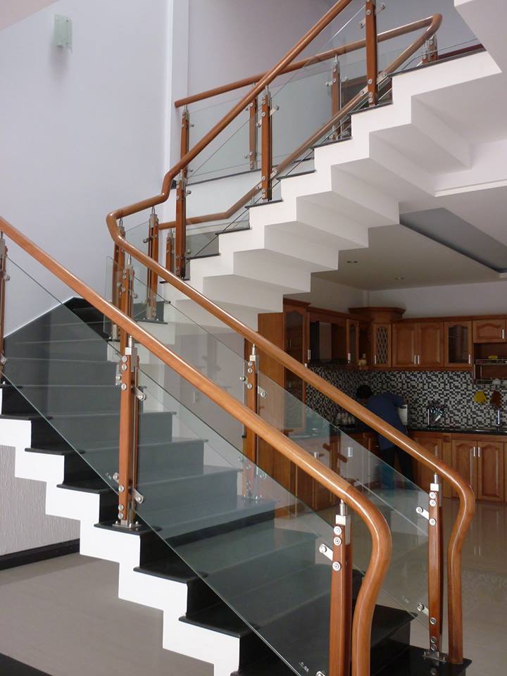 Cầu thang kính cường lực trụ cao trên bậc