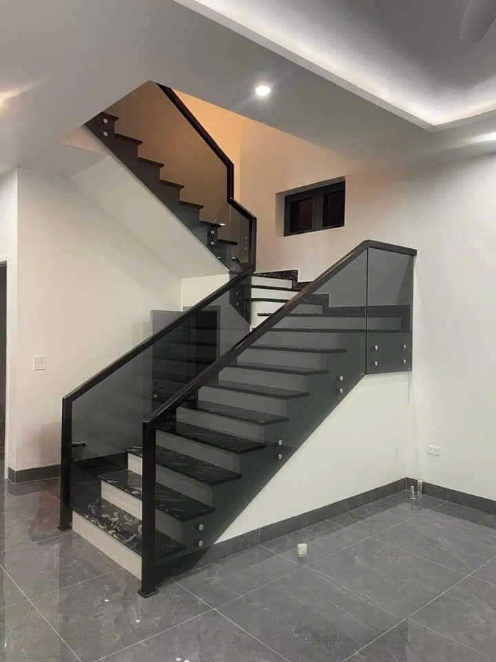 Cầu thang kính cường lực xám khói ốp hông
