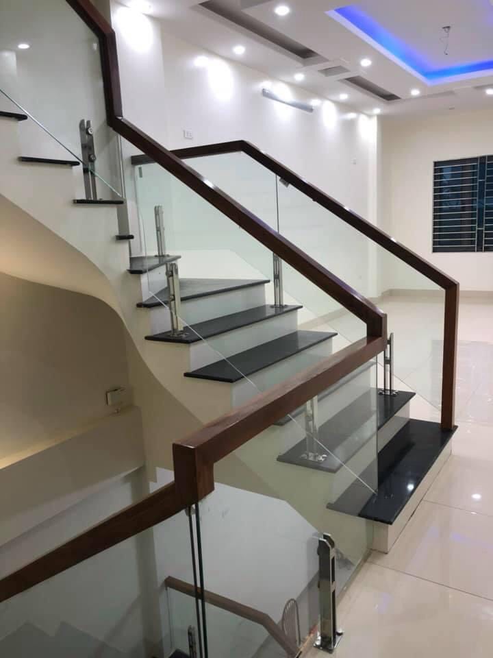 Cầu thang kính cường lực trụ lửng trên bậc