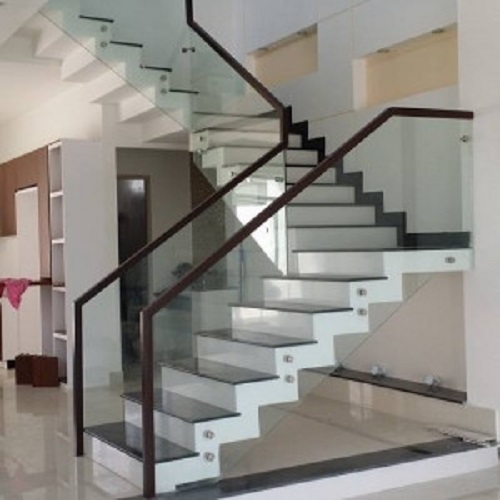 Cầu thang kính cường lực ốp hông