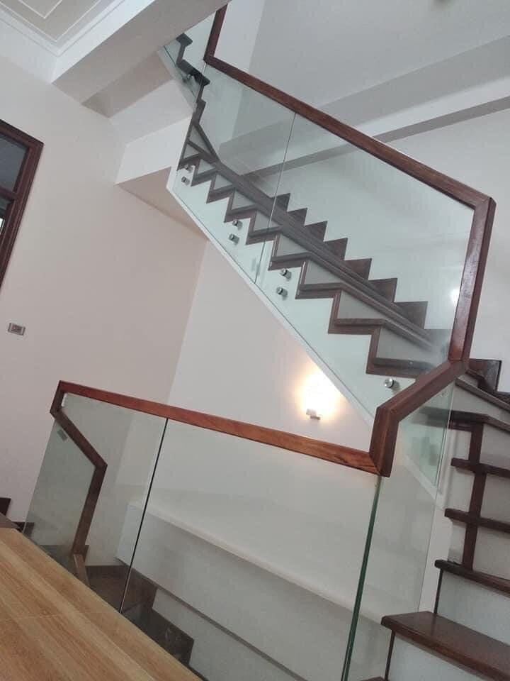 Cầu thang kính cường lực ốp hông