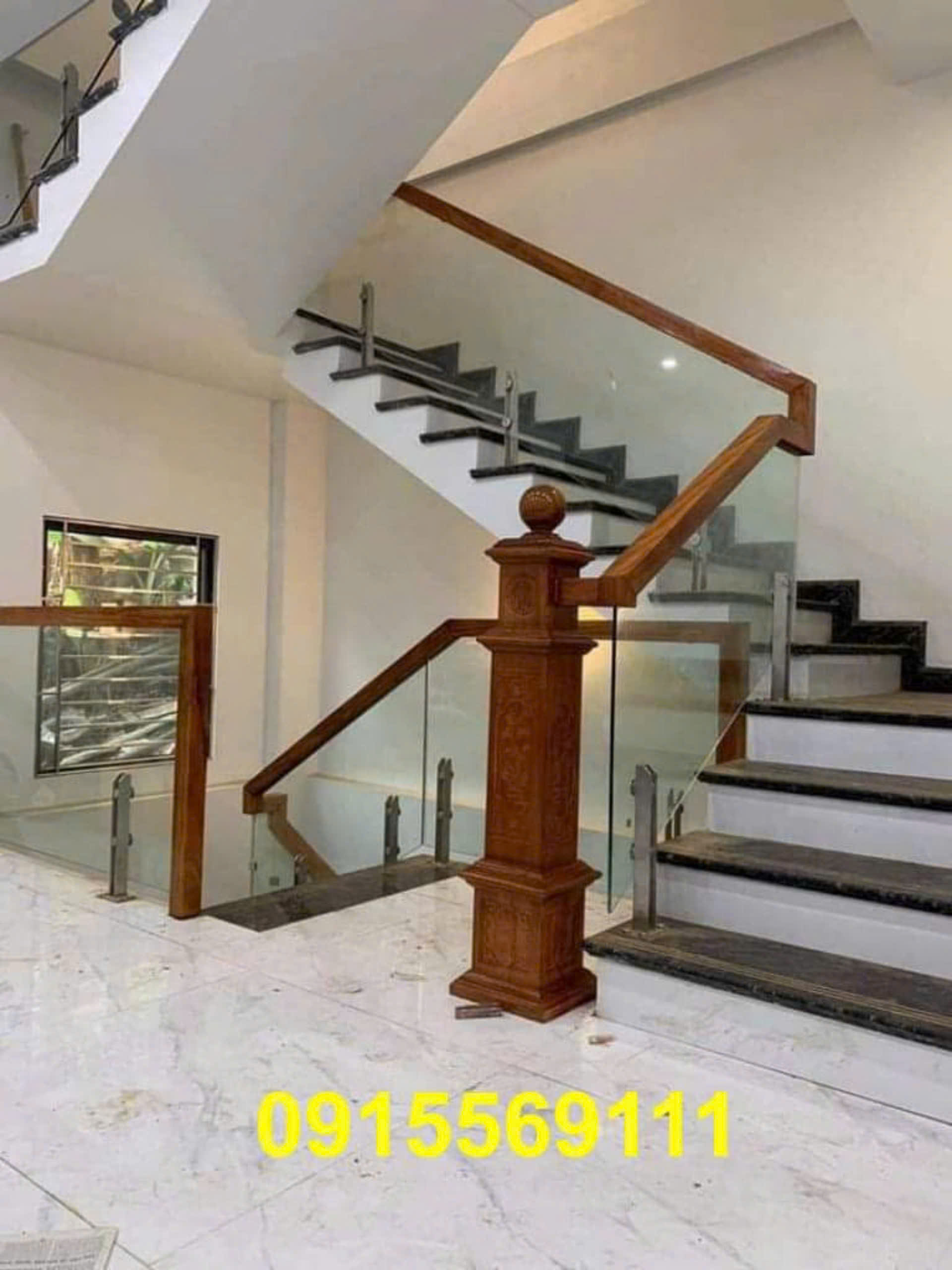 Cầu thang kính cường lực trụ lửng trên bậc