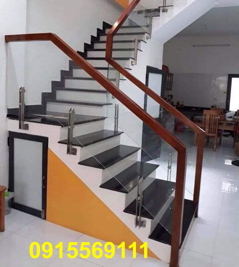 Cầu thang kính cường lực trụ lửng ốp bên hông