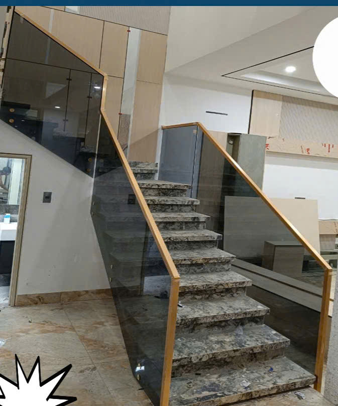 Cầu thang kính cường lực ốp hông