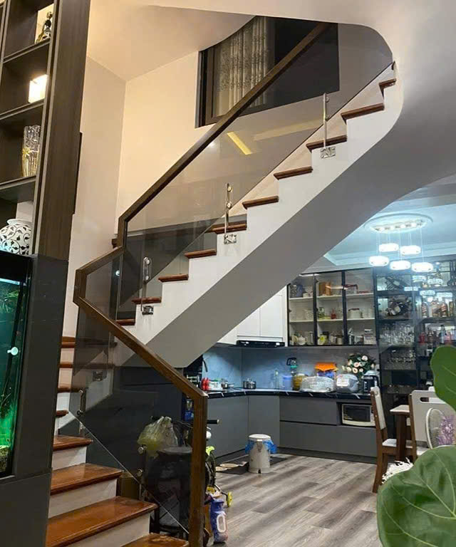 Cầu thang kính cường lực trụ lửng ốp bên hông