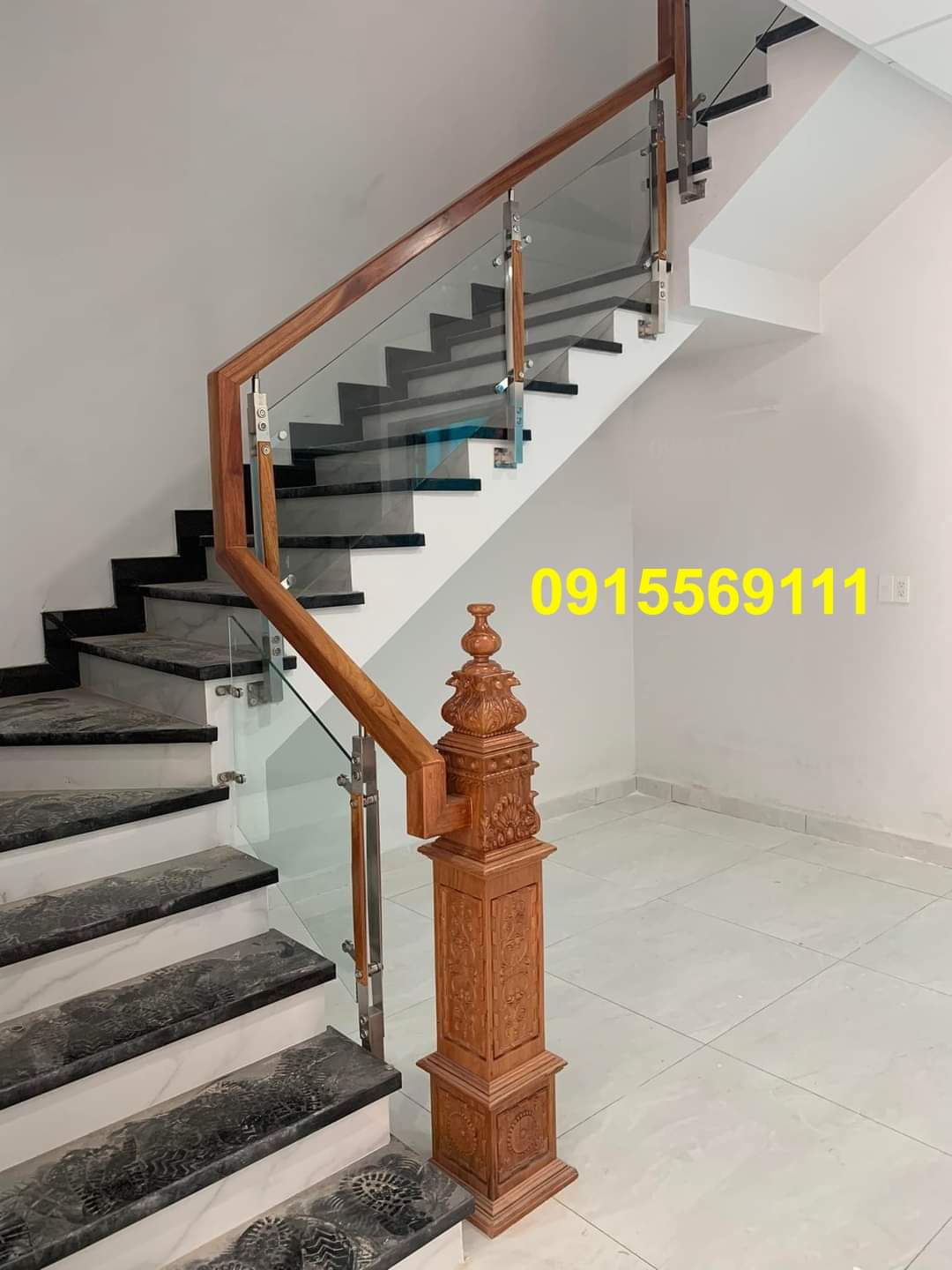 Cầu thang kính cường lực trụ cao ốp bên hông