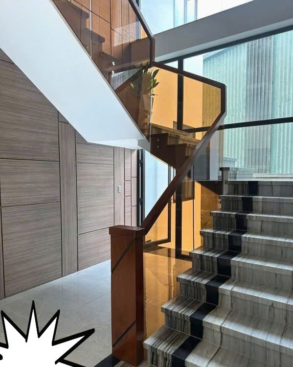 Cầu thang kính cường lực ốp hông