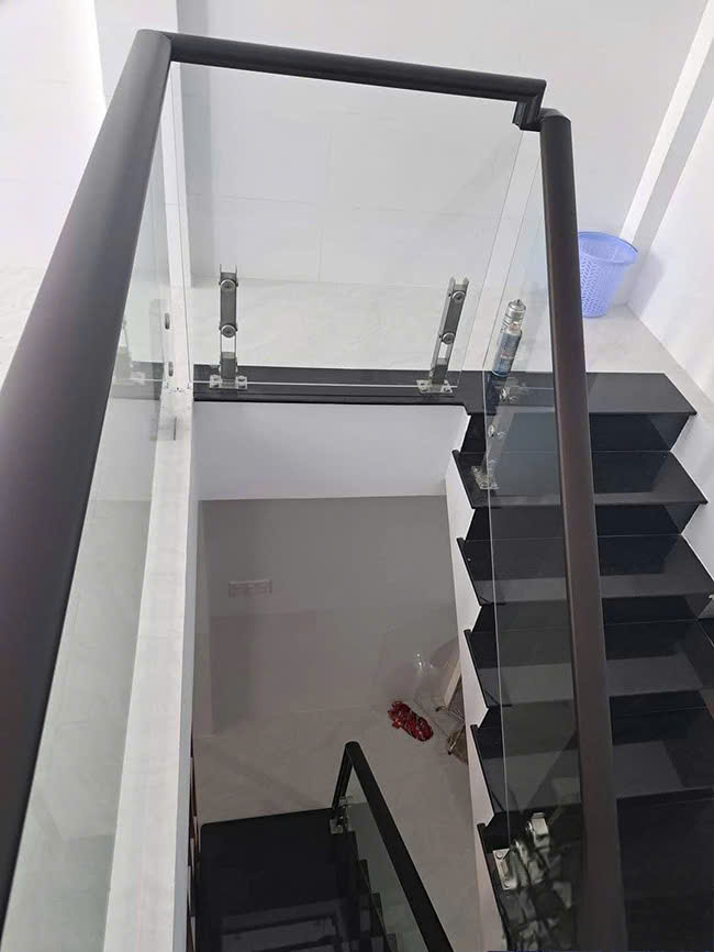 Cầu thang kính cường lực trụ lửng trên bậc
