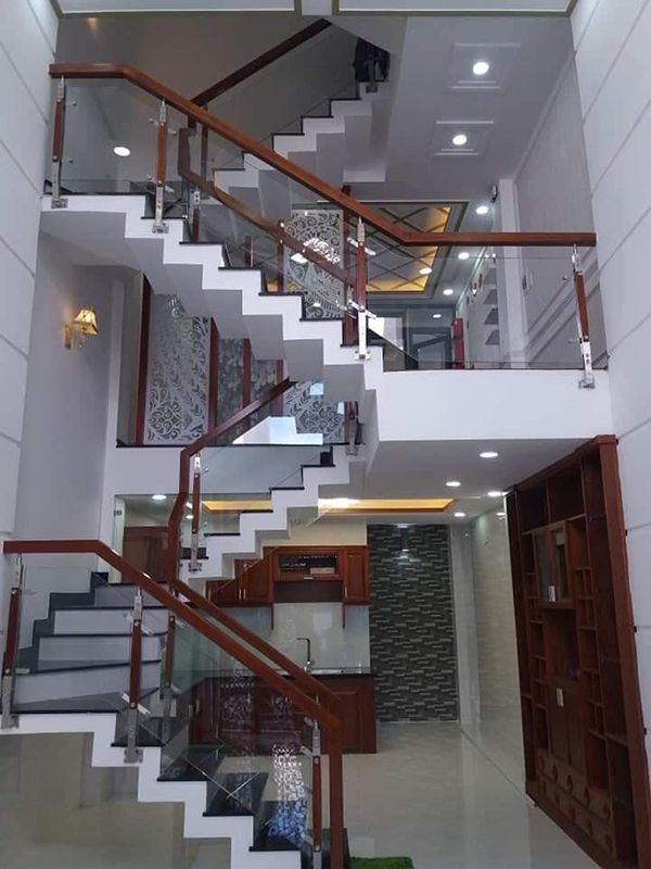 Cầu thang kính cường lực trụ cao trên bậc