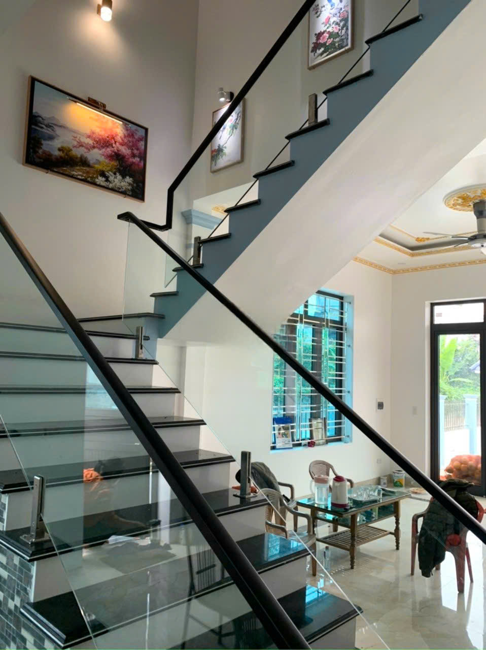 Cầu thang kính cường lực trụ lửng trên bậc