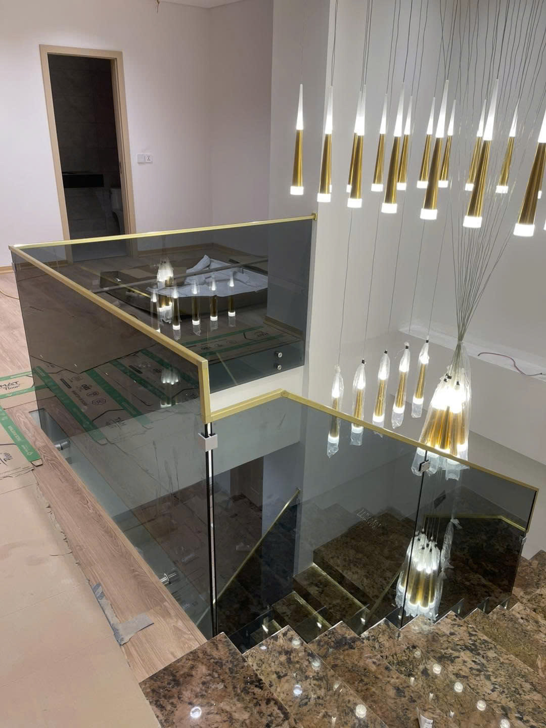 Cầu thang kính xám khói tay vịn nhôm 3D