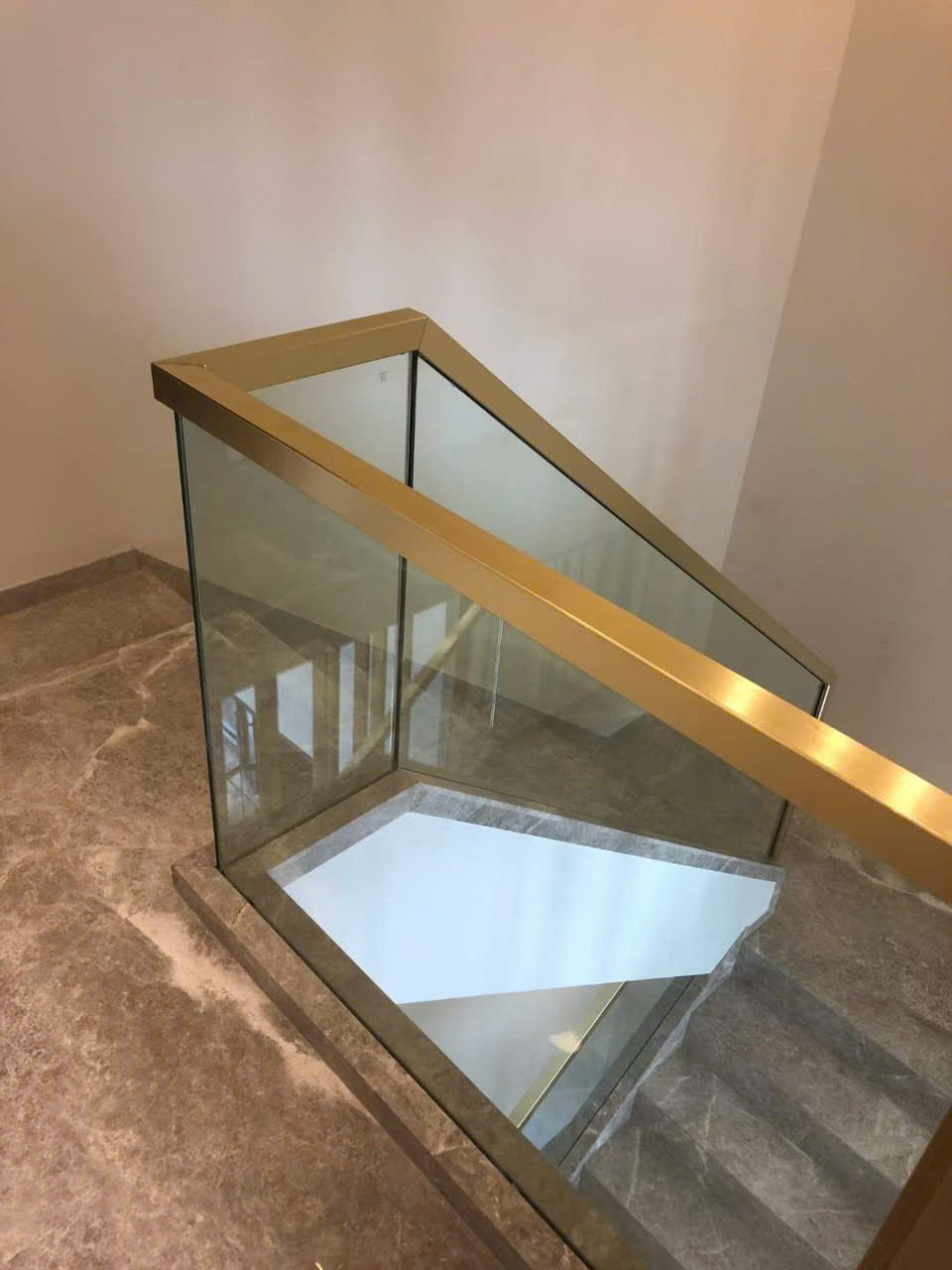 TAY VỊN CẦU THANG NHÔM 3D