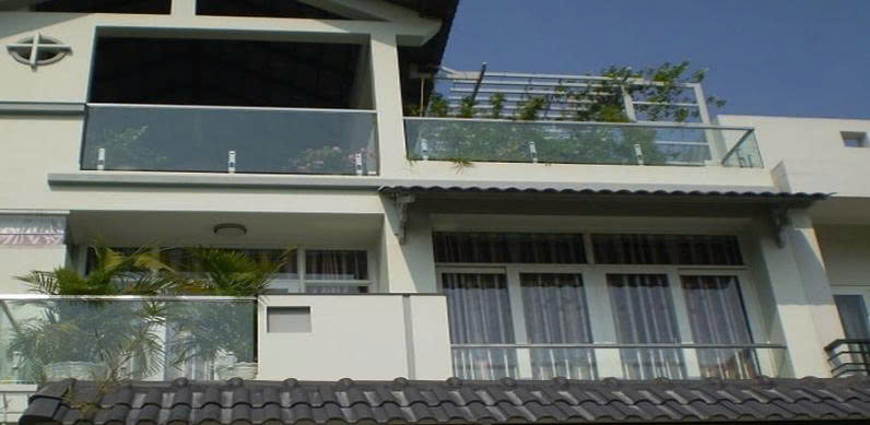 Lan can kính cường lực có an toàn không? Có dễ vỡ không?