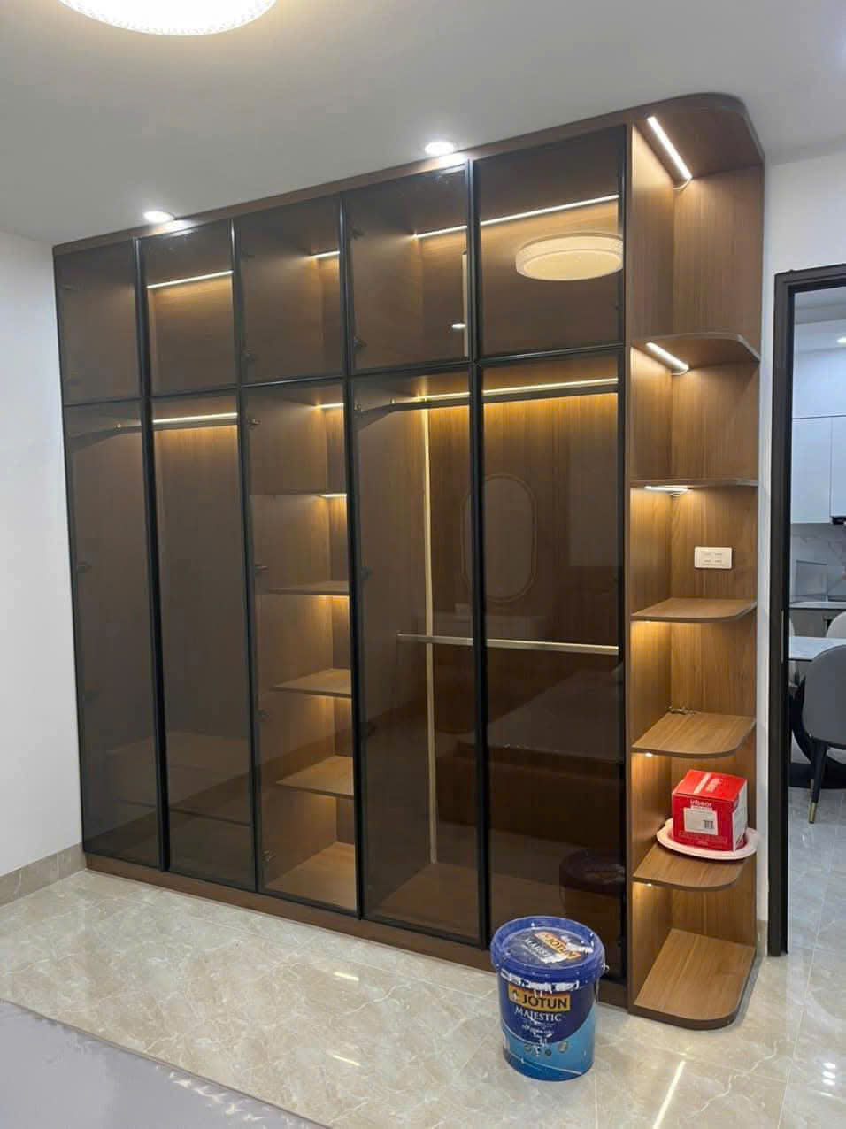 Tủ quần áo kính có kệ bo góc đèn led