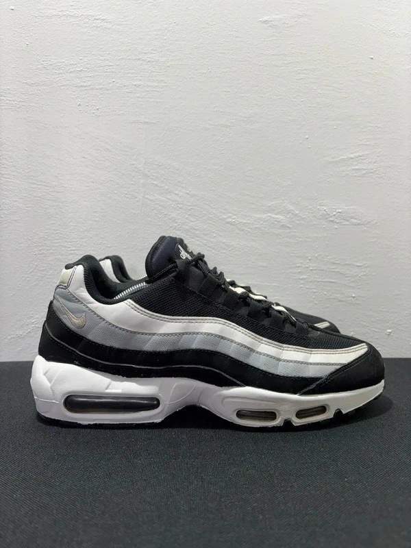 Nike chaussures hommes noir — taille 45, Nike, Noir, taille 45, Bon état — occasion à Bejaia (photo 2)