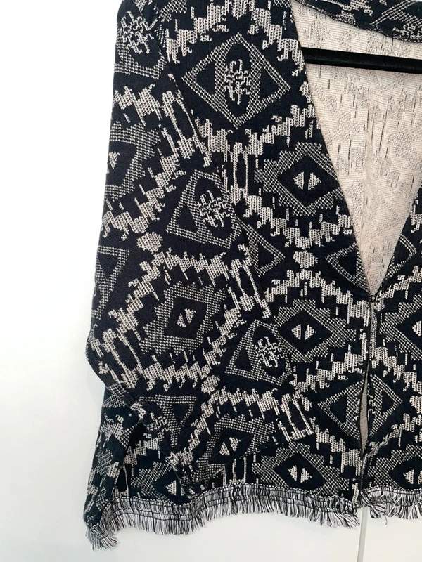 Blazer noir court, Noir, Blanc, taille L / 40 / 12, Très bon état — occasion à Bordj El Kiffan (photo 2)