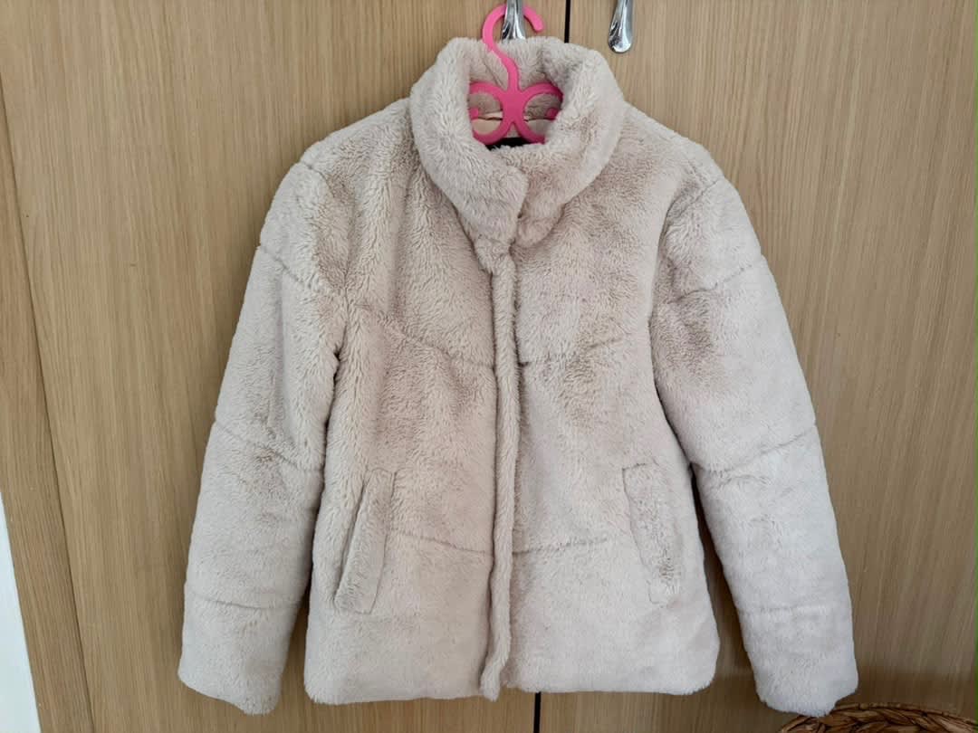 Veste Zara en fausse fourrure parfaite pour votre hiver, Zara, Beige, taille XS, Très bon état — occasion à Oran