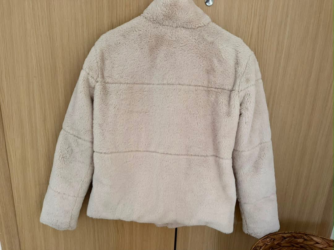 Veste Zara en fausse fourrure parfaite pour votre hiver, Zara, Beige, taille XS, Très bon état — occasion à Oran (photo 3)