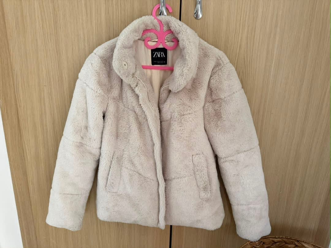 Veste Zara en fausse fourrure parfaite pour votre hiver, Zara, Beige, taille XS, Très bon état — occasion à Oran (photo 2)