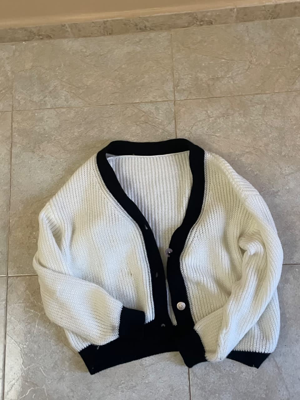 Cardigan femme noire et blanc, Boubaya, Blanc, taille M, Très bon état — occasion à Ain Turk (photo 2)
