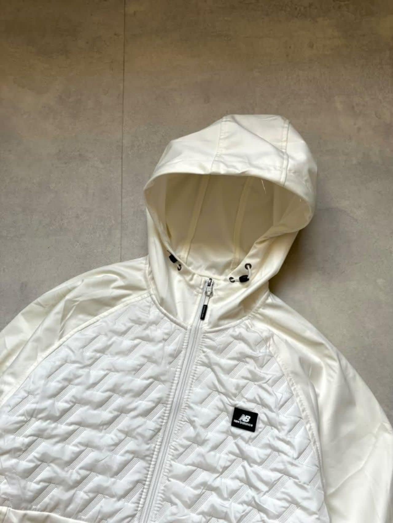 Vestes & Manteaux, New Balance, Blanc, taille M, جديد بدون بطاقة — occasion à Bab Ezzouar (photo 2)