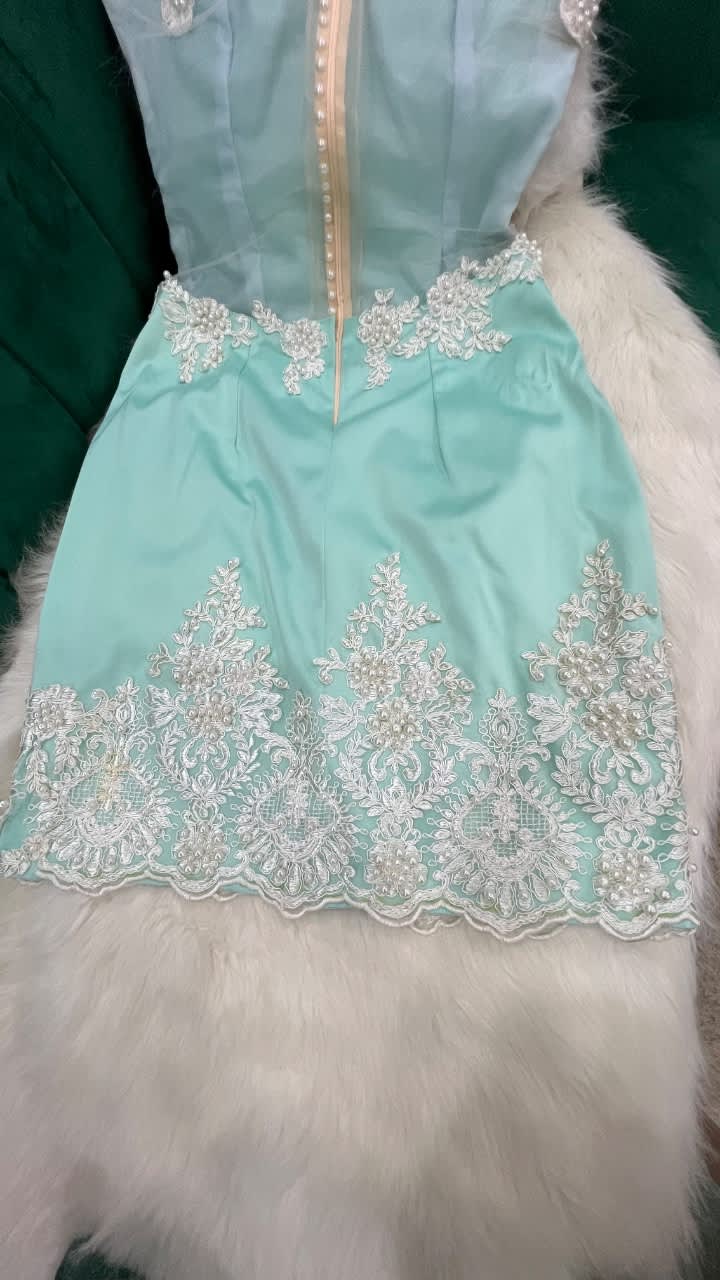 Robe de fête taille 40-42, Kazar, V, taille L, Très bon état — occasion à Ben Aknoun (photo 4)