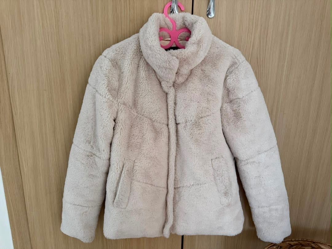 Veste Zara en fausse fourrure parfaite pour votre hiver, Zara, Beige, taille XS, Très bon état — occasion à Oran