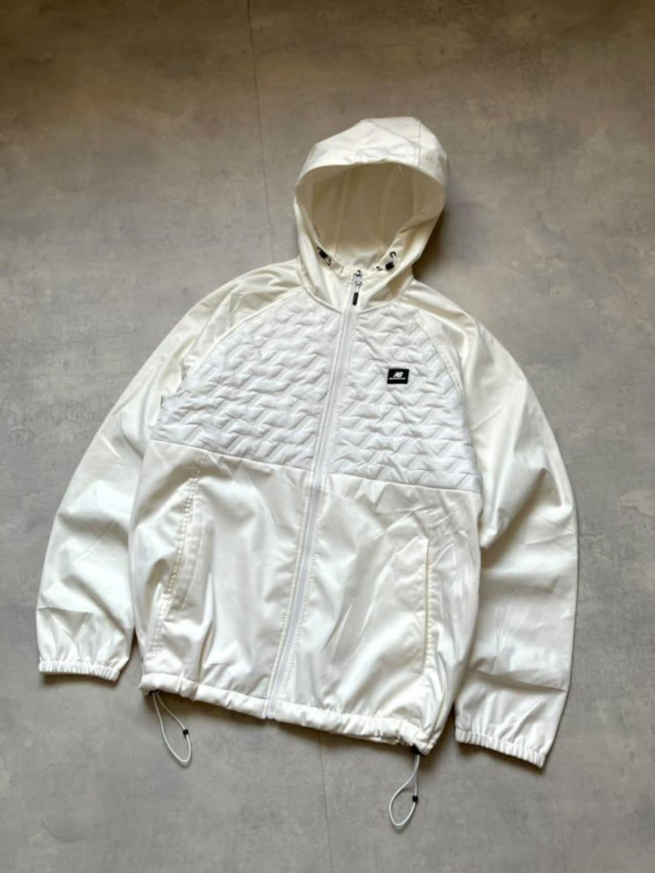 Vestes & Manteaux, New Balance, Blanc, taille M, جديد بدون بطاقة — occasion à Bab Ezzouar