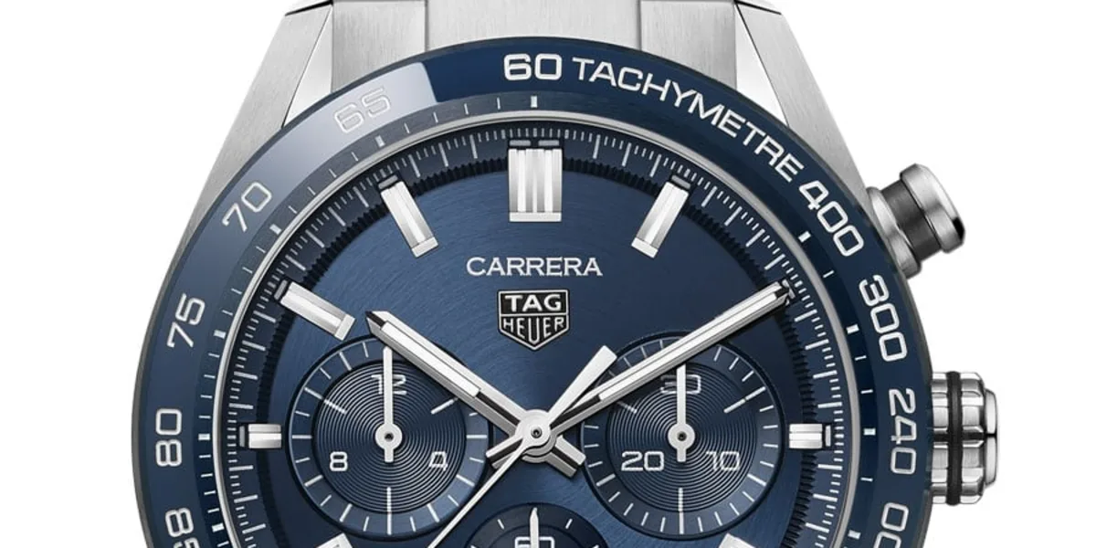 TAG Heuer: Carrera Sport Chronograph mit blauem Zifferblatt und Keramiklünette mit Tachymeterskala