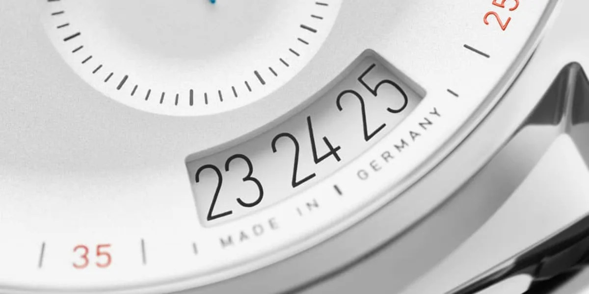 Nomos Glashütte: automatisches Manufakturkaliber DUW 6101 mit dem lang gestreckten Datumsfenster