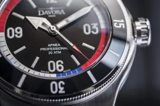 Die rote Spitze des Sekundenzeigers erleichtert das Ablesen der Apnea Diver Automatic von Davosa