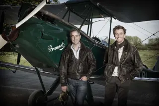 Die Gründer der Uhrenmarke Bremont: Die Brüder Giles (links) und Nick English, hier vor ihrem Vintage-Doppeldecker De Havilland Gipsy Moth, fotografiert 2013 in der Nähe von Henley-on-Thames.