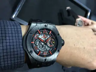 Am Handgelenk: Wristshot der Hublot Big Bang Ferrari in Karbon