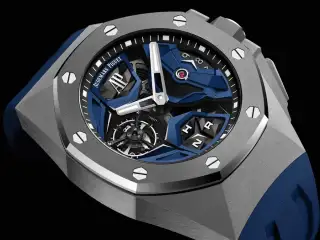 Die dreidimensional gestalteten Brücken der Audemars Piguet Royal Oak Concept Flying Tourbillon GMT bestehen aus blauem Titan