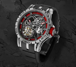 Roger Dubuis: Excalibur Spider skelettiert Fliegendes Tourbillon mit roten Akzenten