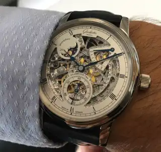 So sieht die Uhr am Handgelenk aus: Wristshot der Glashütte Original Senator Mondphase Skelettierte Edition