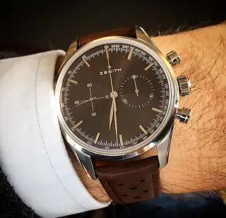 Wristshot der Zenith Heritage 146 mit braunem Zifferblatt