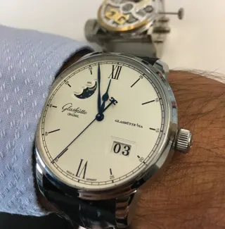 Am Handgelenk: Glashütte Original Senator Excellence Panoramadatum Mondphase in Edelstahl