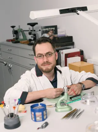 Marcus Ettling, Uhrmacher in der Hamburger Zentralwerkstatt bei Juwelier Wempe