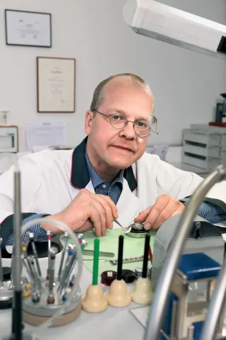 Peter Irle, Uhrmachermeister in der Hamburger Zentralwerkstatt bei Juwelier Wempe