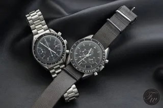 Omega Speedmaster Reduced (links) vs. Omega Speedmaster Professional Moonwatch (rechts)