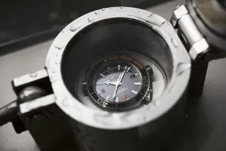 Omega testet die Seamaster Planet Ocean 600m mithilfe eines Prüfgeräts im Wasser