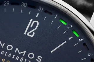 Nomos Glashütte: Tangente Update in Nachtblau mit patentierter Datumsanzeige