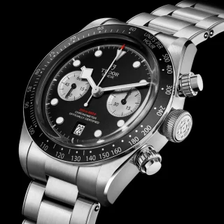 Tudor: Black Bay Chrono am Edelstahlarmband mit schwarzem Zifferblatt, 4.840 Euro